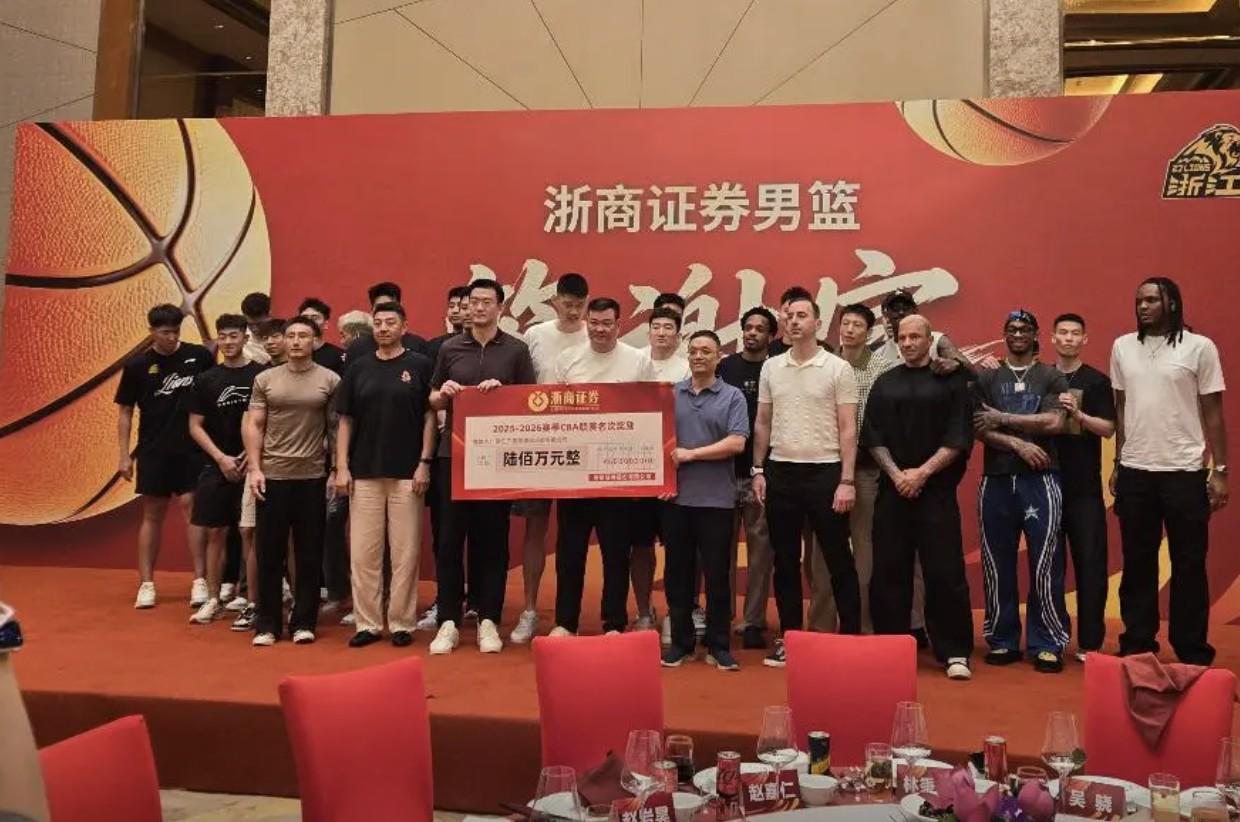 明明季后赛表现更优！为什么詹姆斯续约优先级低于里夫斯