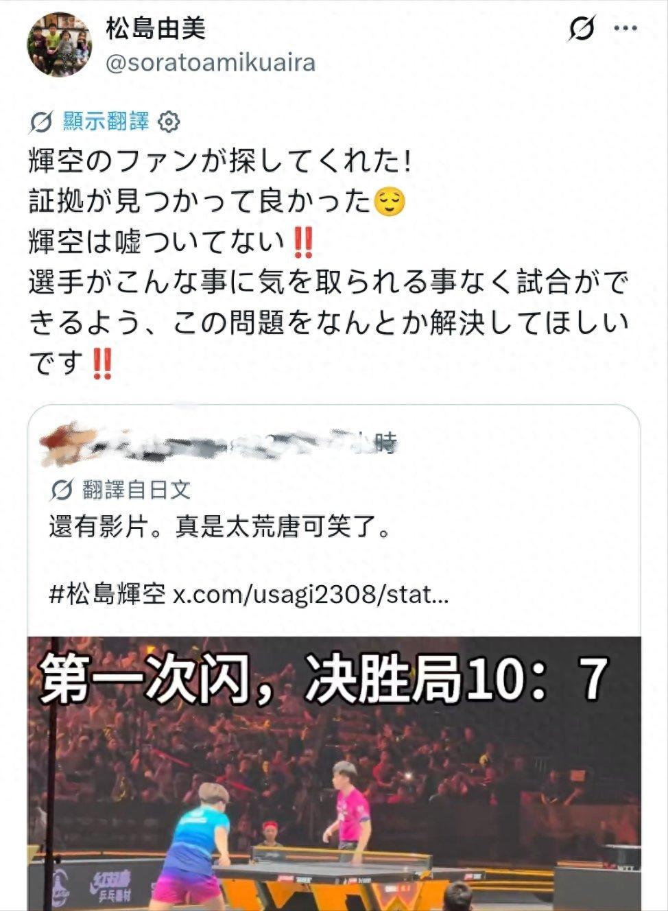 白衣美女热情主动求合影留念 马云当场面露拘谨